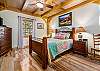 Master bedroom w/queen