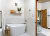 Newly-updated en suite bath w/
