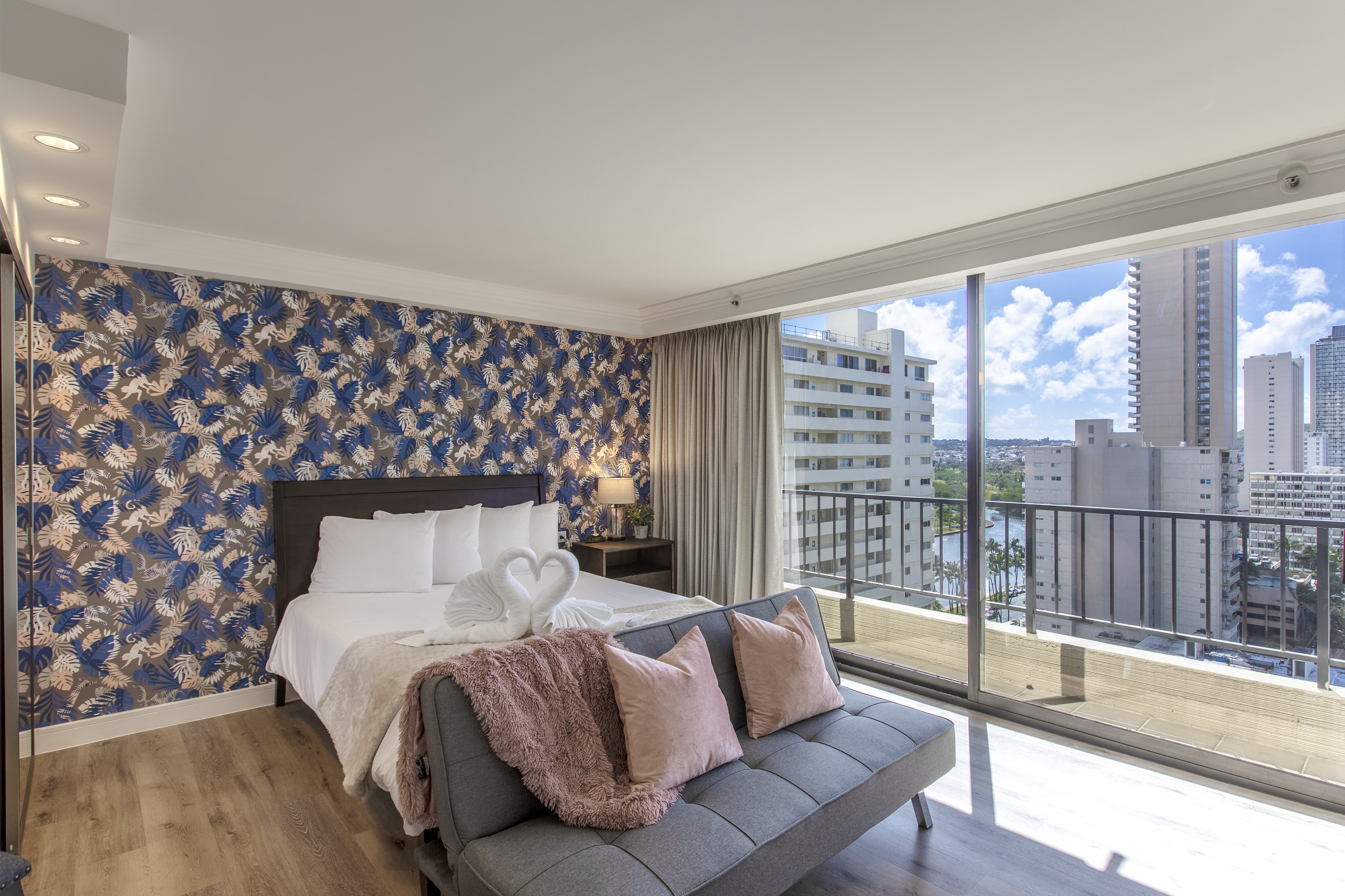 Partial Ocean View King Studio W/ Kitchen/ac/pool - Honolulu, HI