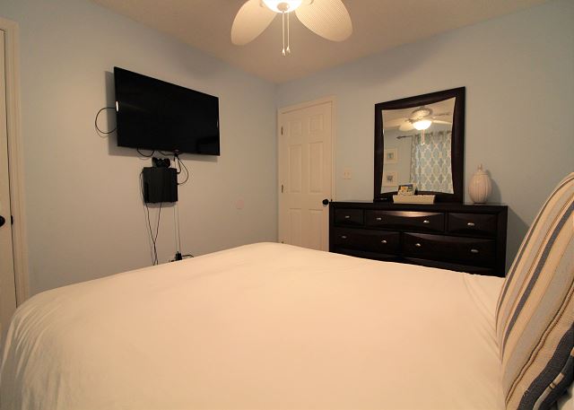 2nd Bedroom with Queen Size Bed