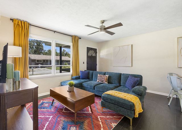 Nixa’s Nook-Hot tub + Walk to 14 Mill and Downtown