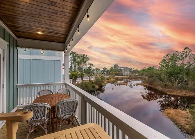 Walk to the beach! POOL&GOLF CART! 6 beds/4 baths!