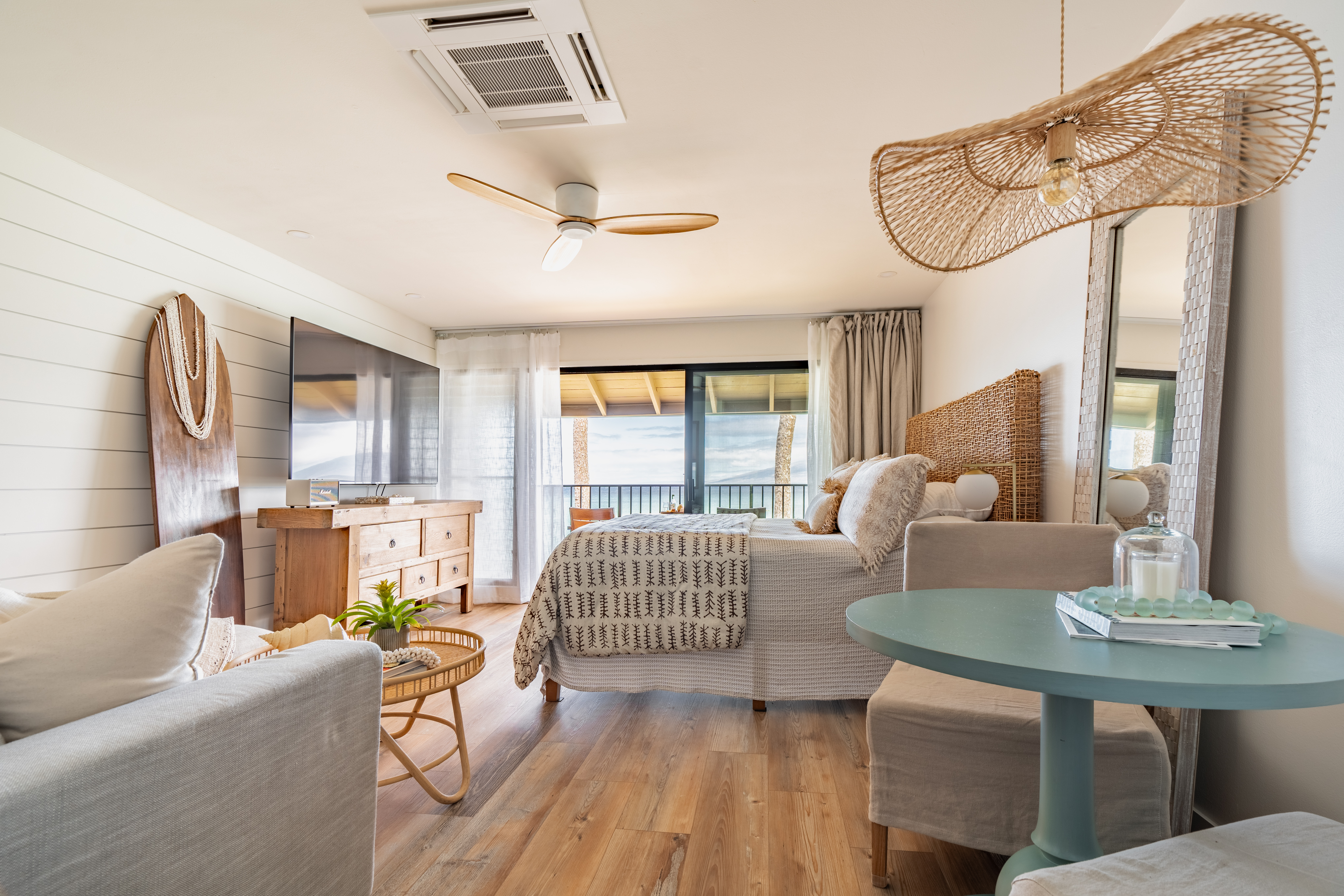 Studio with king bed and 85 inch TV in Maui