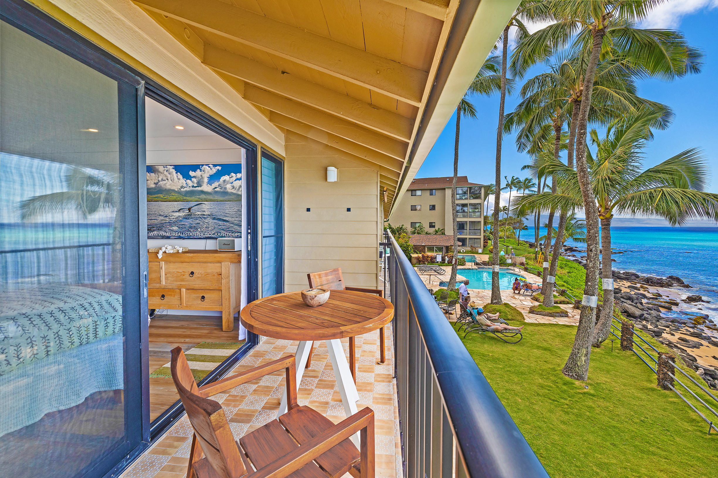 Enjoy the tradeewinds and tropical vibes on your lanai