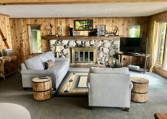 Wood-burning fireplace, WIFI, smart TV.
