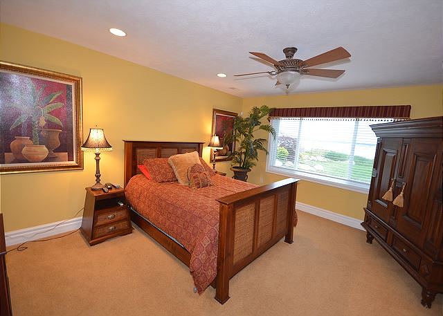 Queen on lower level