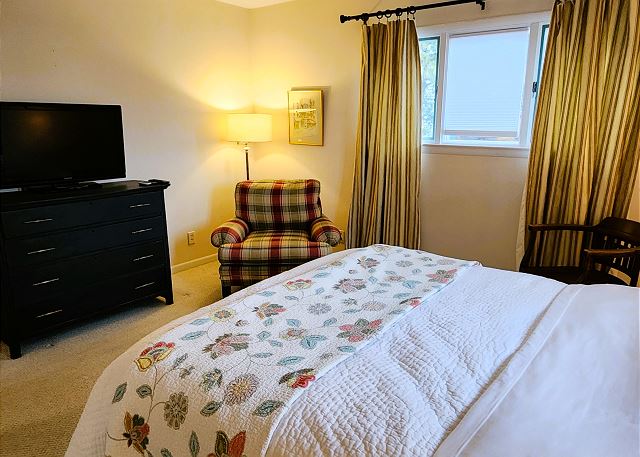 Bedroom with queen bed