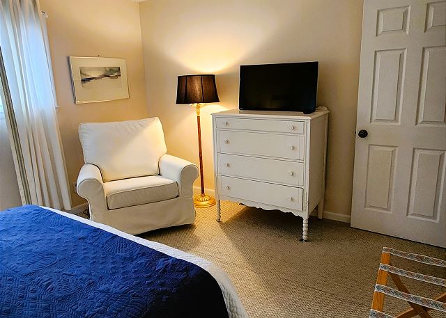 Bedroom with queen bed