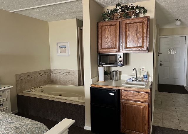 Kitchenette and jetted tub. 