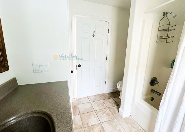 Main level bathroom with shower/tub combo.