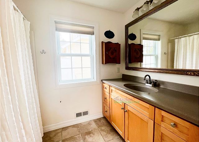 Main level bathroom with shower/tub combo.
