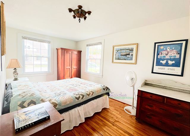 Second bedroom with queen bed. 