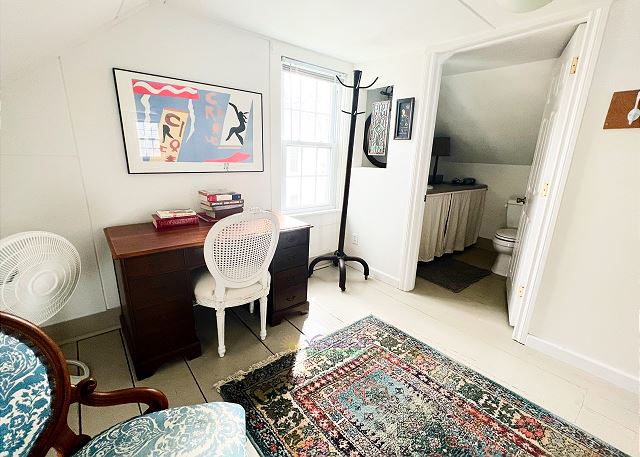 Ensuite to loft area. 