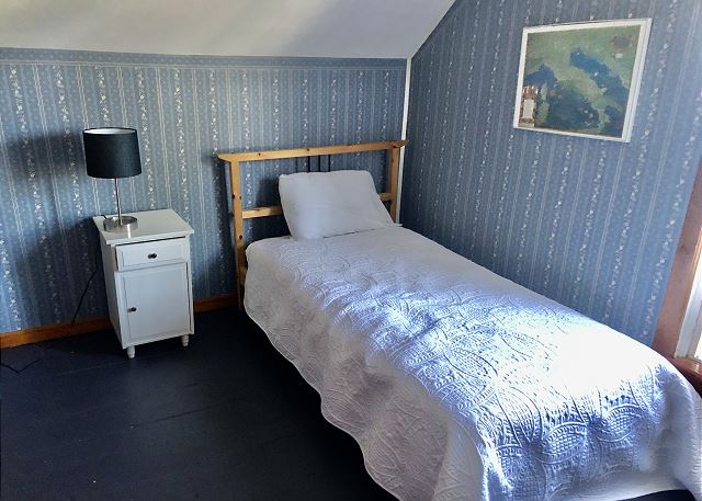 Upstairs bedroom with 2 twins