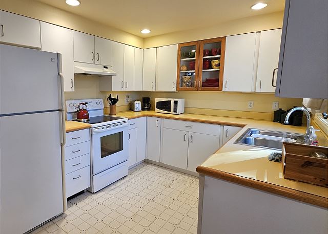 Fully equipped, cooking basics, dishware & flatware, dishes/utensils for kids, microwave, toaster, drip coffee maker, Keurig coffee maker, blender, kettle, dishwasher, trash bags, paper towels
