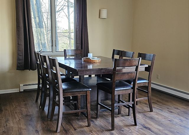 WiFi, smart TV, Roku, board games, fireplace, dining table