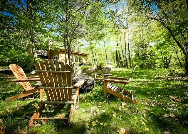 Fire pit, charcoal grill, private yard, deck, balconies, outdoor dining table & chairs
