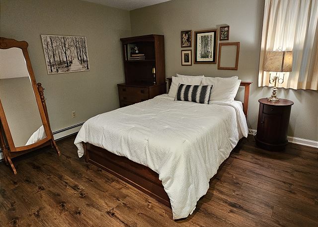 Ground floor bedroom with queen bed