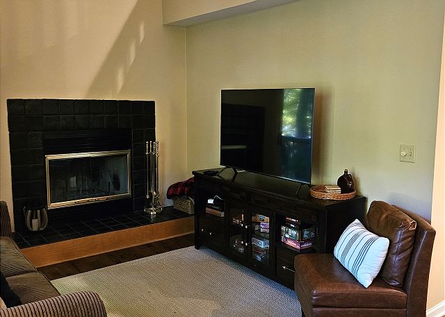 WiFi, smart TV, Roku, board games, fireplace, dining table.