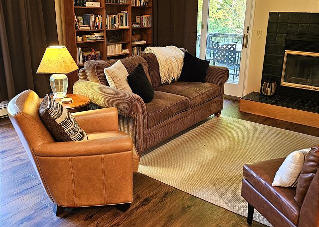 WiFi, smart TV, Roku, board games, fireplace, dining table
