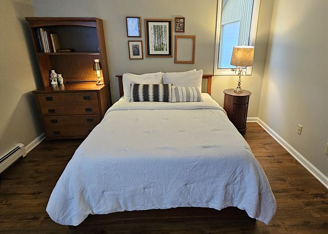 Downstairs queen bedroom