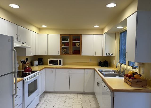  Fully equipped, cooking basics, dishware & flatware, dishes/utensils for kids, microwave, toaster, drip coffee maker, Keurig coffee maker, blender, kettle, dishwasher, trash bags, paper towels.
