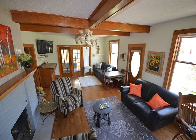 Living room with Cable TV