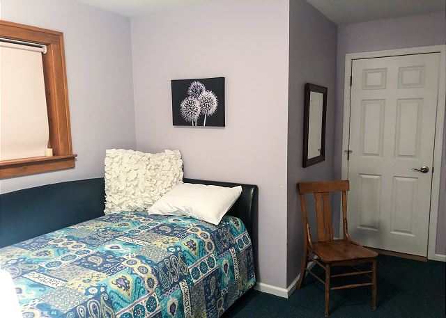 Bedroom with a daybed. 