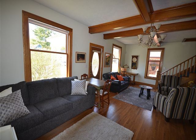 WiFi, Smart TV, DVD player, gas fireplace.