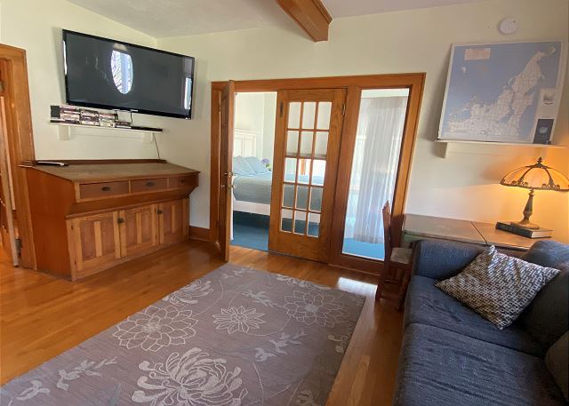 WiFi, Smart TV, DVD player, gas fireplace.