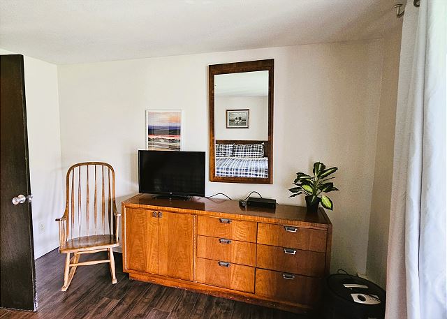 TV in lower-level king bedroom