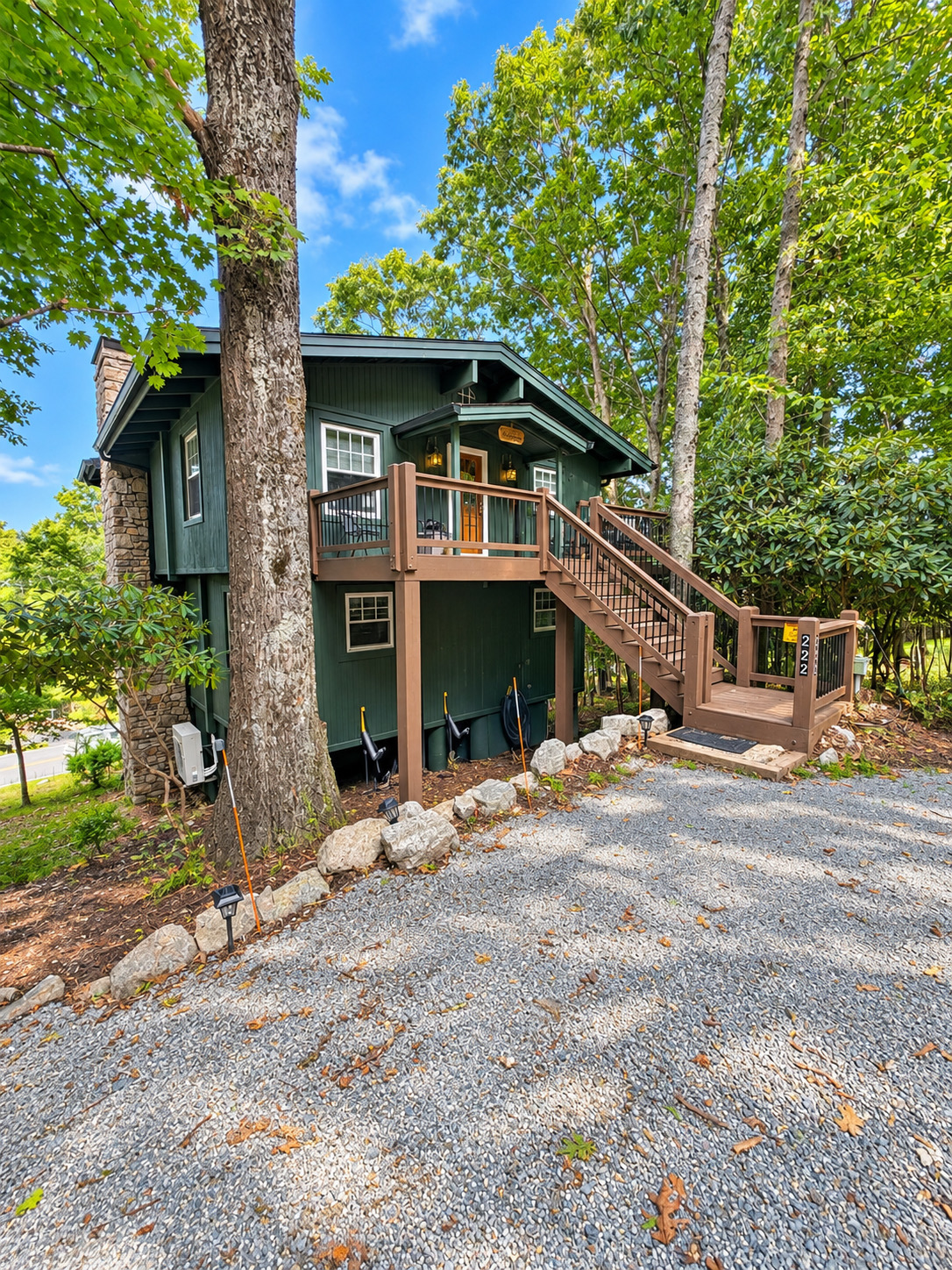 Tree Top Cabin - outdoor firepit, deck, wood burning fireplace