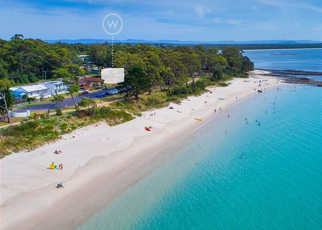 huskisson-nsw-australia-across-from-huskisson-beach-located-in-the