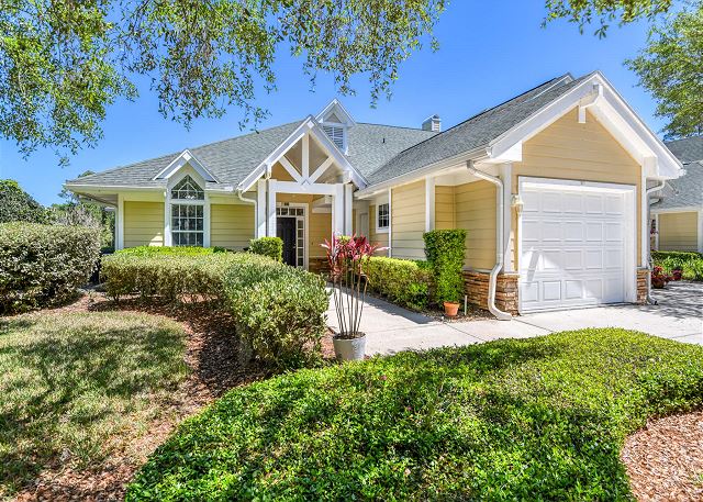 Luxury-4/4 w/ BBQ-pool-hot tub - close to beaches & historic district