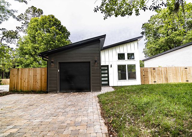 3 br home near historic district and beaches w/ BBQ and fenced yard! 