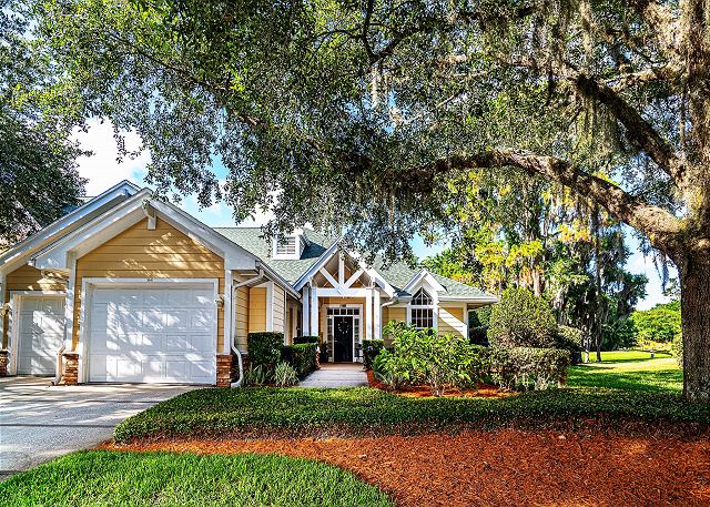 Waterfront-screened lanai-BBQ - sleeps 7 - community pool & hot tub!