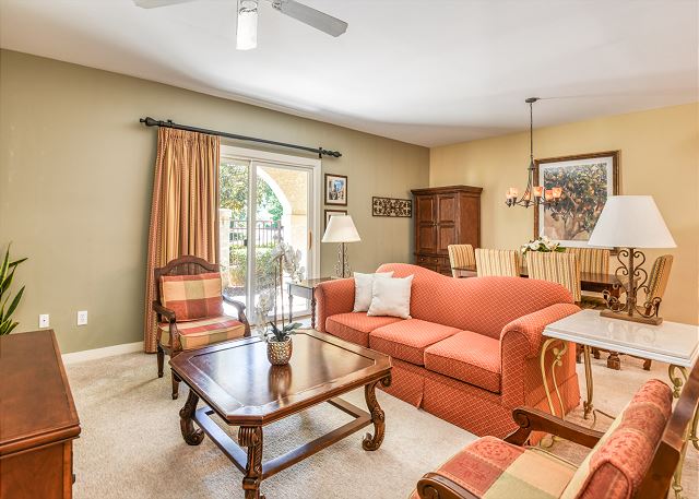 King bed - fenced courtyard patio - pool - hot tub - easy access on 1st floor