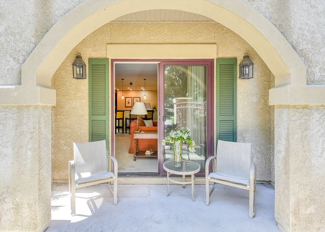 2 king beds - fenced courtyard patio - pool - hot tub - ground floor unit!