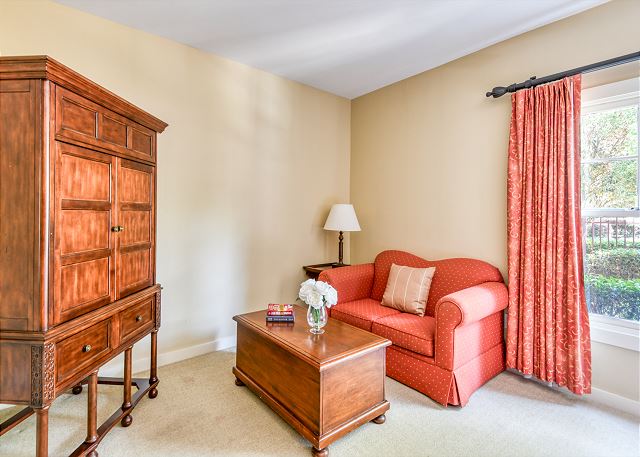 1st floor King Suite w/kitchenette-Pool-Hot tub-near historic district