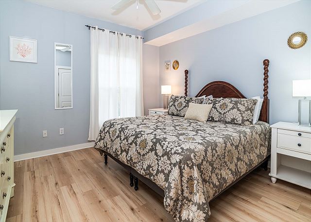 Luxury 1BR-ground floor unit-pool-hot tub-on site spa-fenced gated patio
