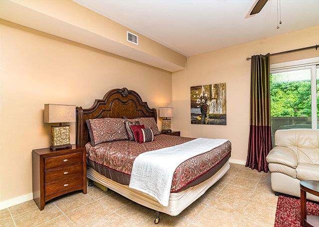 Studio with preserve views-large balcony-kitchen-community pool & hot tub