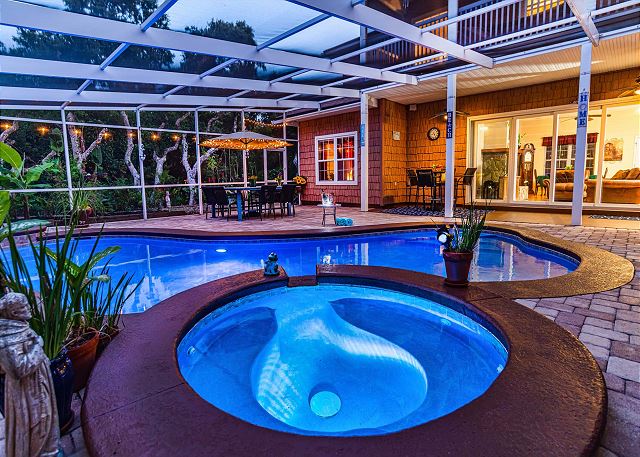 Salt water pool - jacuzzi - BBQ - walk to beach - large screened lanai
