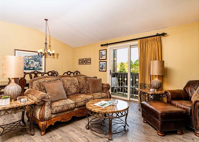 King bed - private balcony - pool & hot tub - sleeps 4 - top floor unit