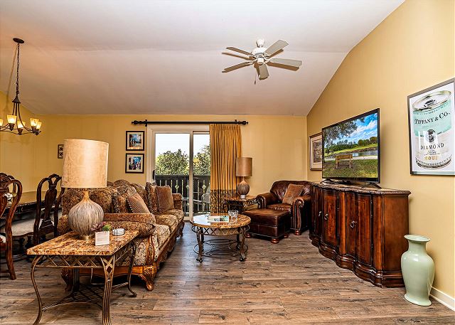 2BR- King- Pool/hot tub- 2-balconies- sleeps 6- near historic district