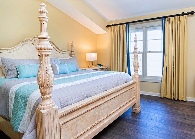 Top floor King Suite- Kitchenette- comm pool & hot tub- luxury vinyl floors