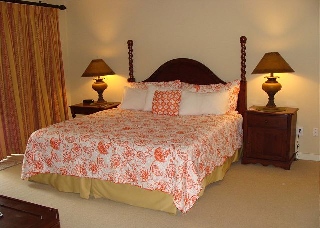 Ground floor Studio - private fenced courtyard with gate - lagoon view
