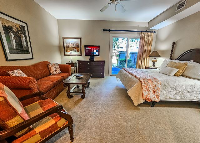 Ground floor Studio - private fenced courtyard with gate - lagoon view