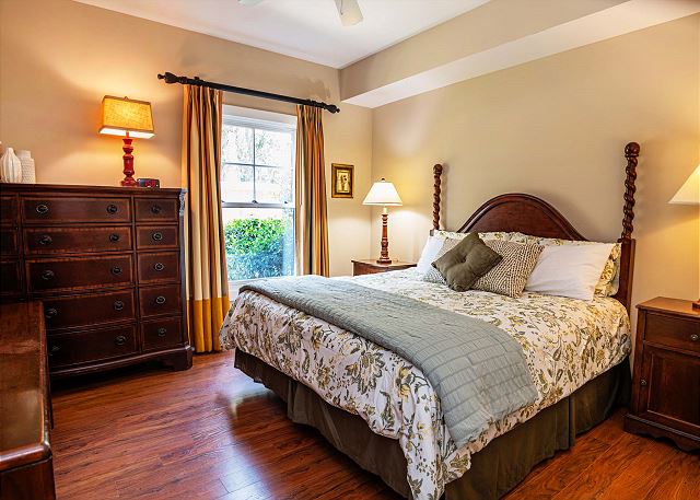 1-BR private courtyard- close to entrance & pool/hot tub- near beaches