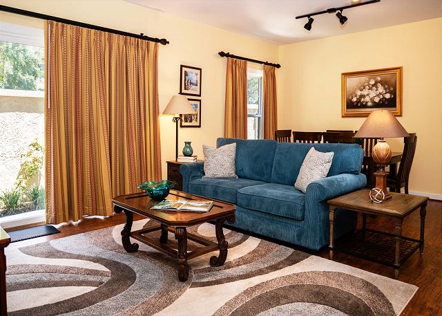 2-BR large private fenced courtyard-close to entrance & pool / hot tub