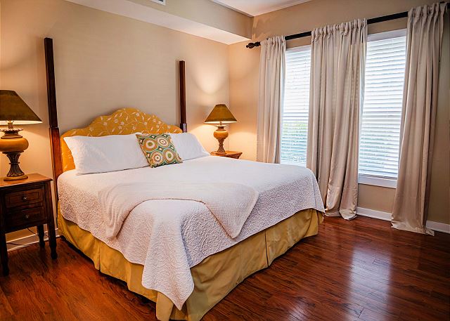 King Suite- kitchenette- pool & hot tub- near historic district & beaches